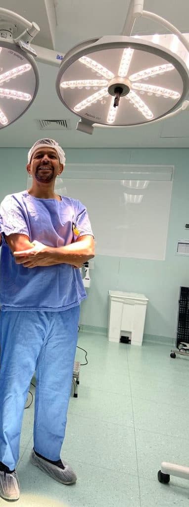 Dr. Luiz Rodrigo em ambiente cirúrgico