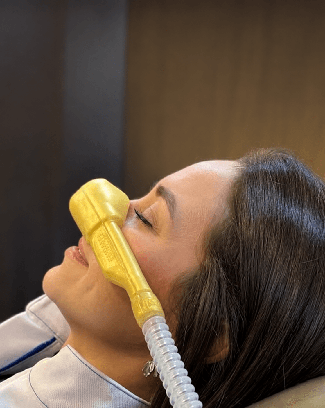 Paciente recebendo sedação consciente com máscara nasal